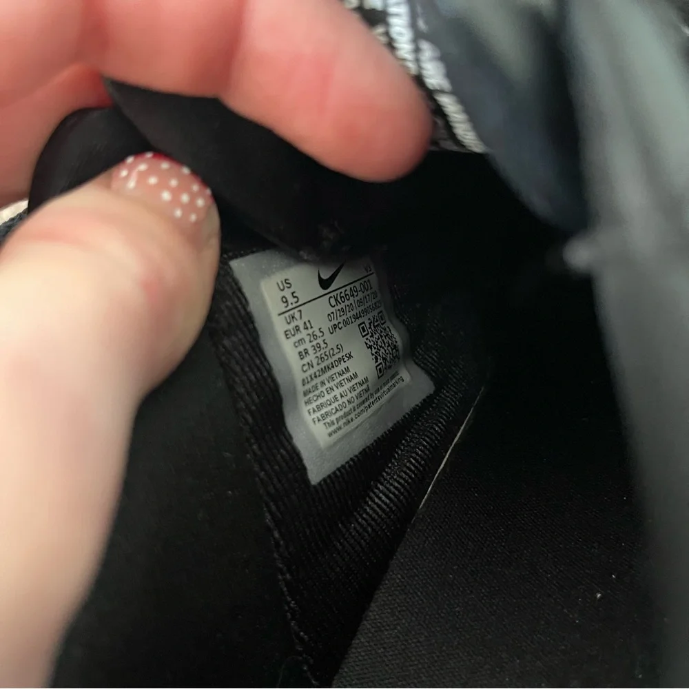 Nike Women's Black and White Sneakers - Picture 10 of 10